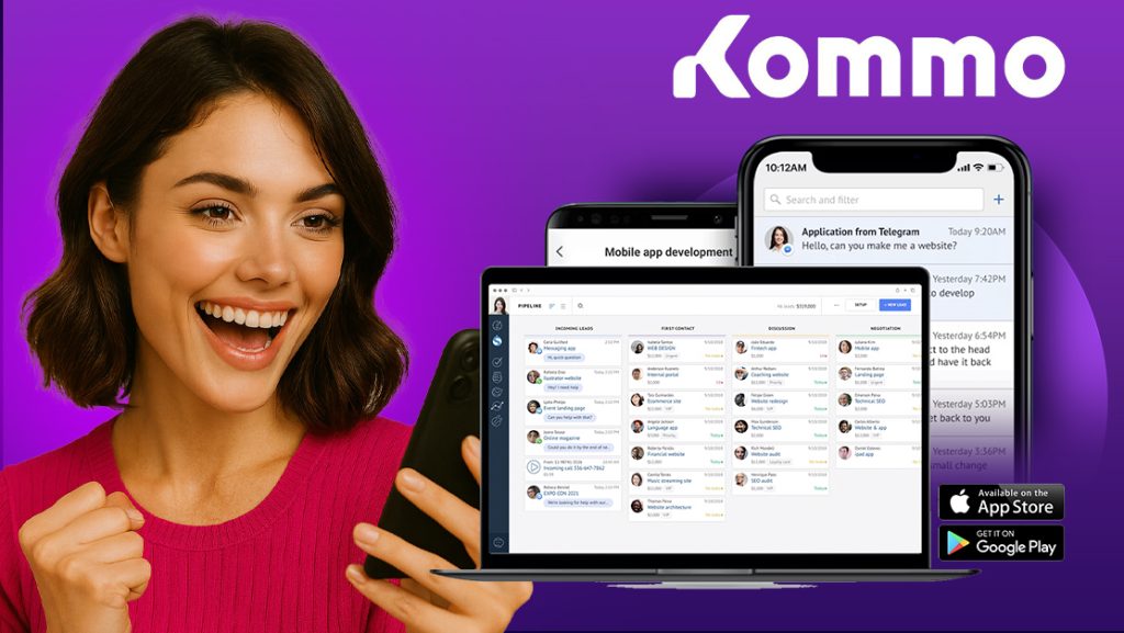 Mujer sonriente mostrando dispositivos con Kommo CRM, interfaz de gestión de clientes en pantalla.